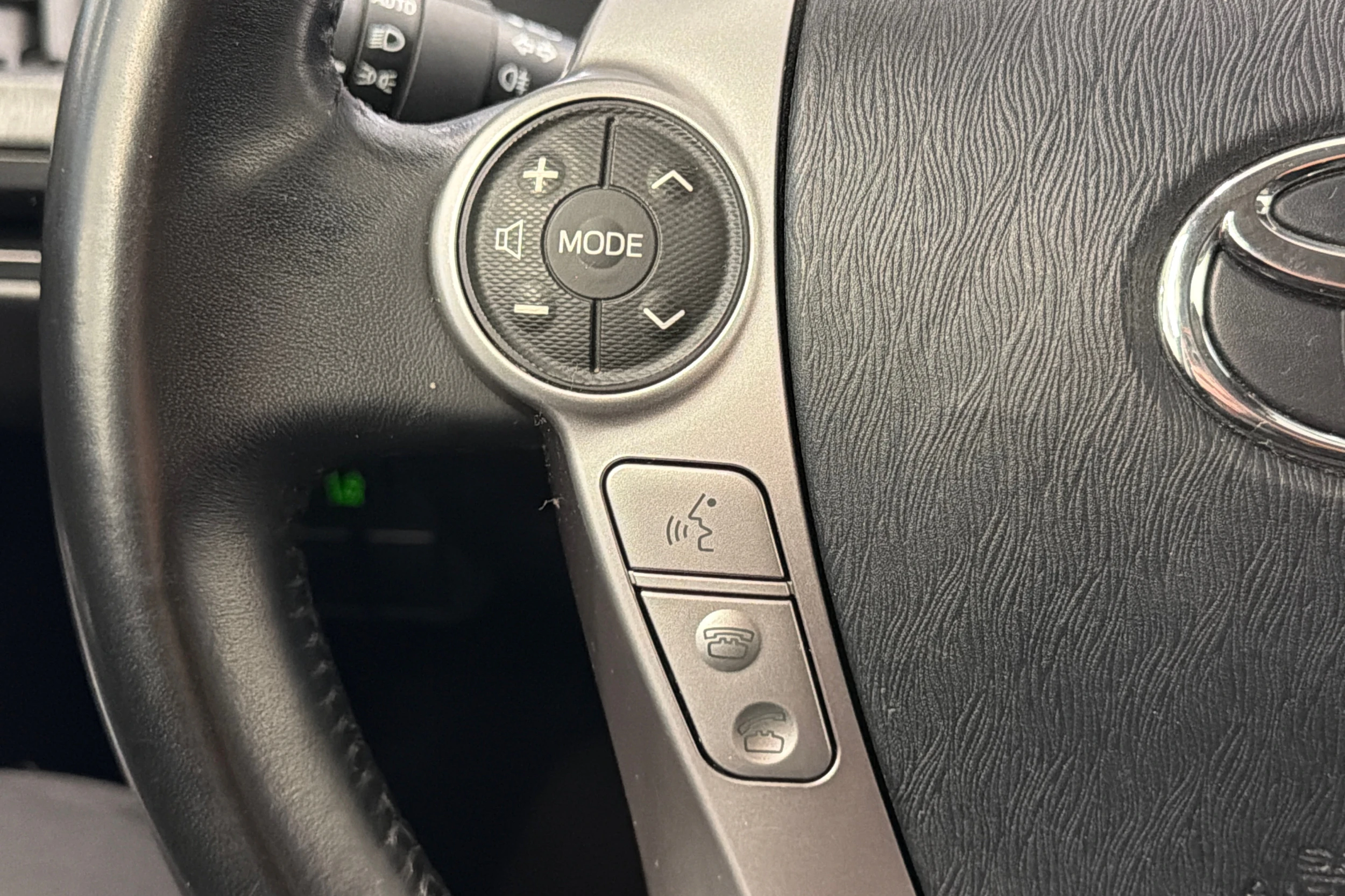 Valkoinen Toyota Prius+ 2019 kuva 13.