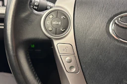 Valkoinen Toyota Prius+ 2019 kuva 13.