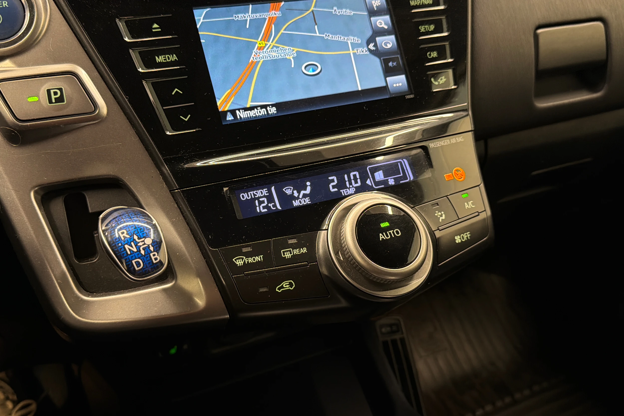 Valkoinen Toyota Prius+ 2019 kuva 19.