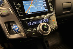 Valkoinen Toyota Prius+ 2019 kuva 19.