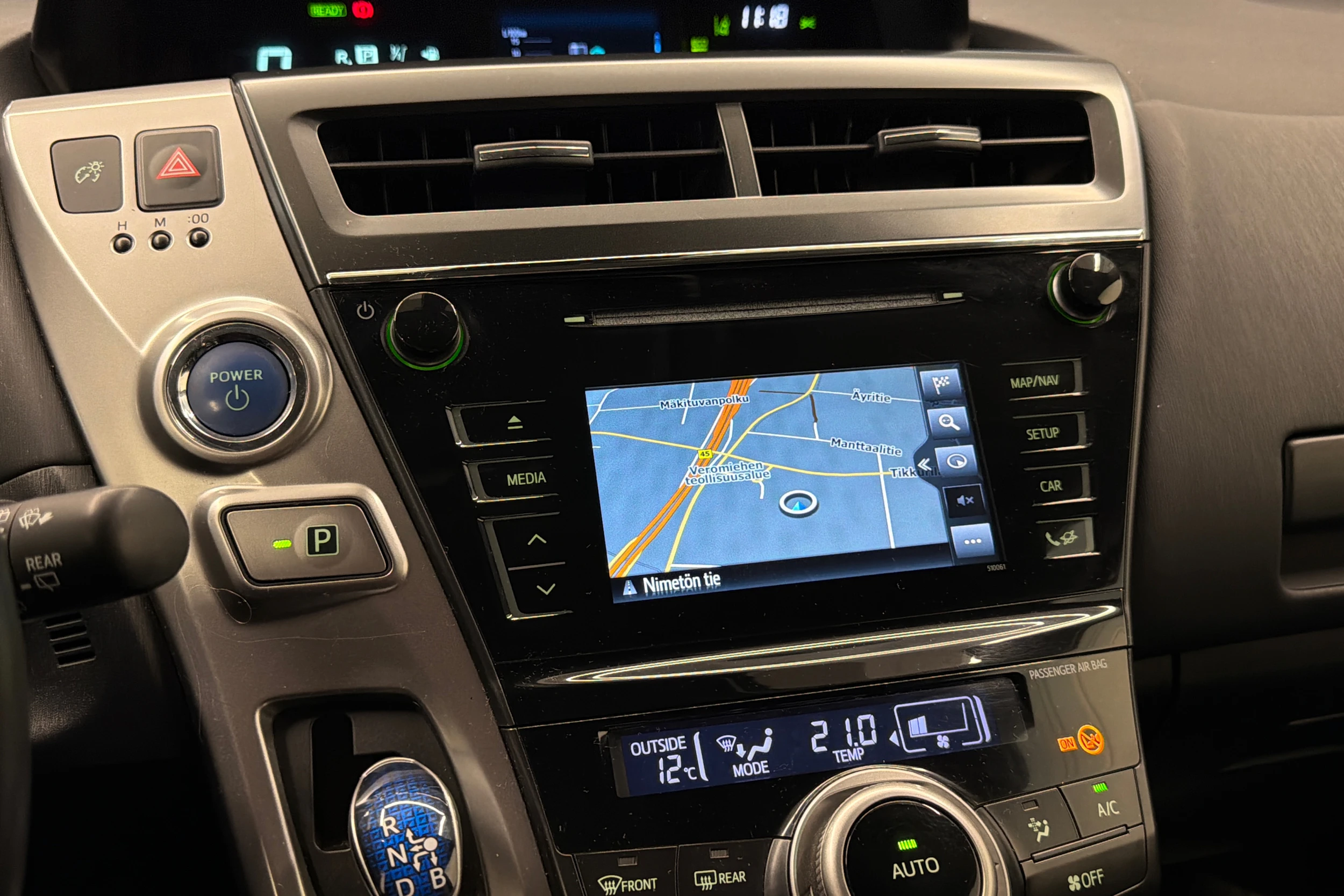Valkoinen Toyota Prius+ 2019 kuva 20.