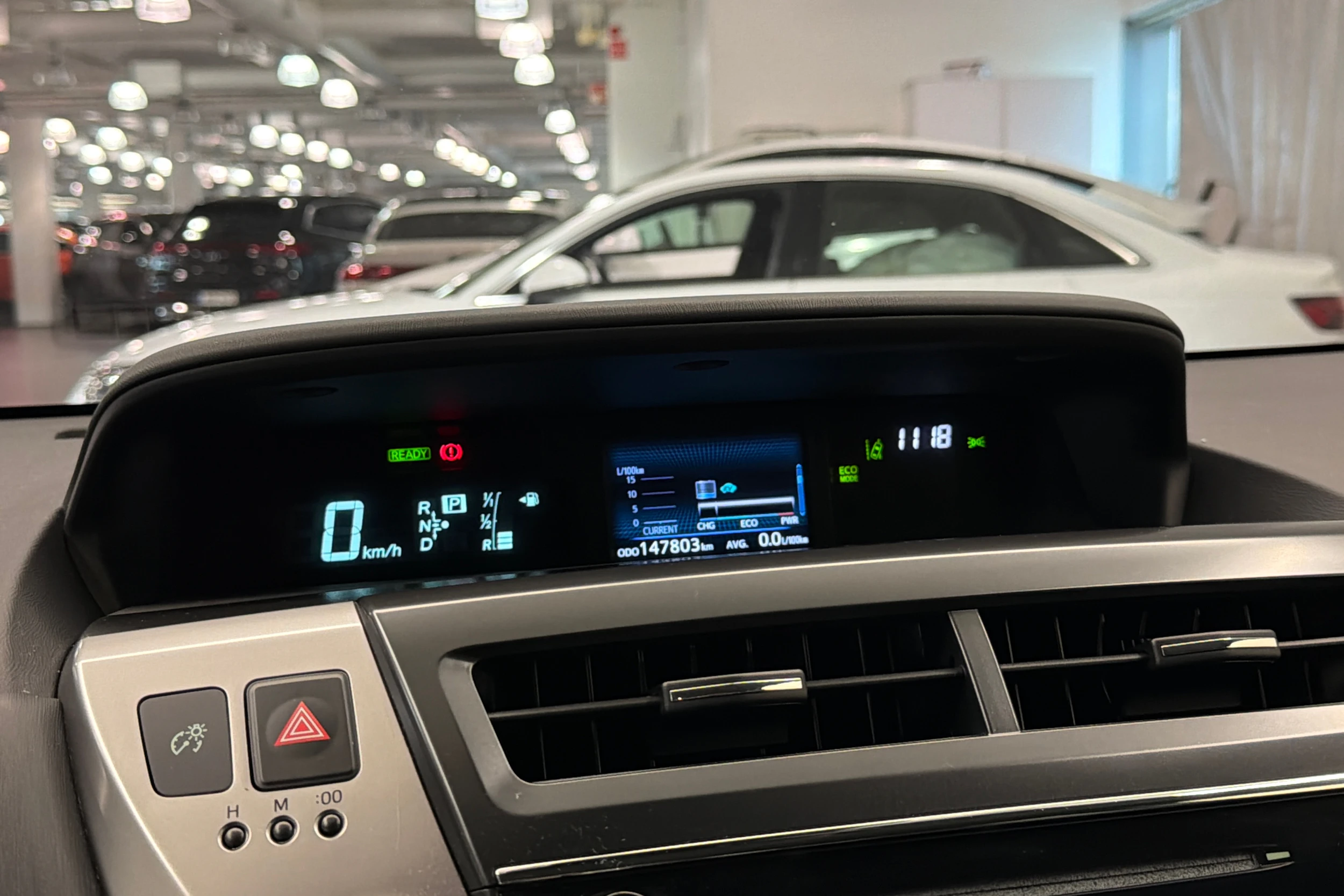 Valkoinen Toyota Prius+ 2019 kuva 21.