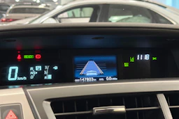 Valkoinen Toyota Prius+ 2019 kuva 22.