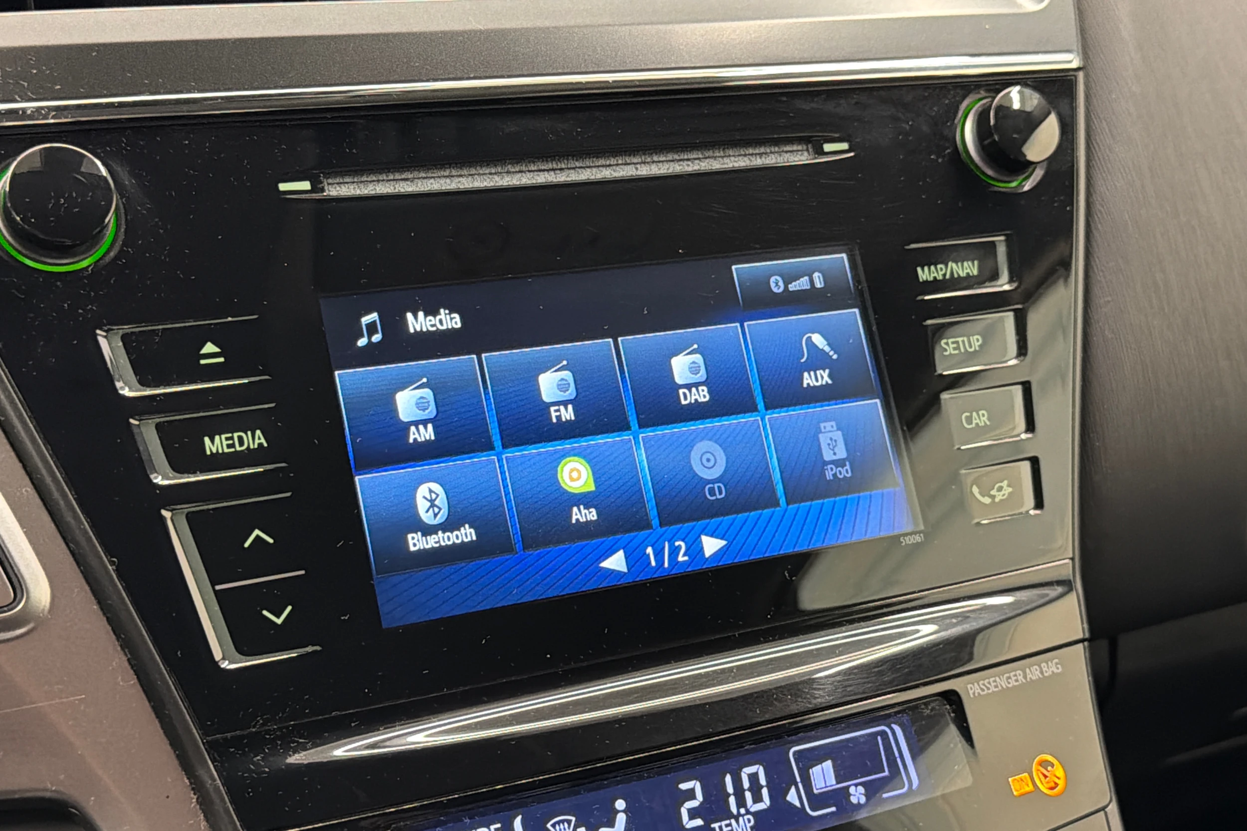 Valkoinen Toyota Prius+ 2019 kuva 23.