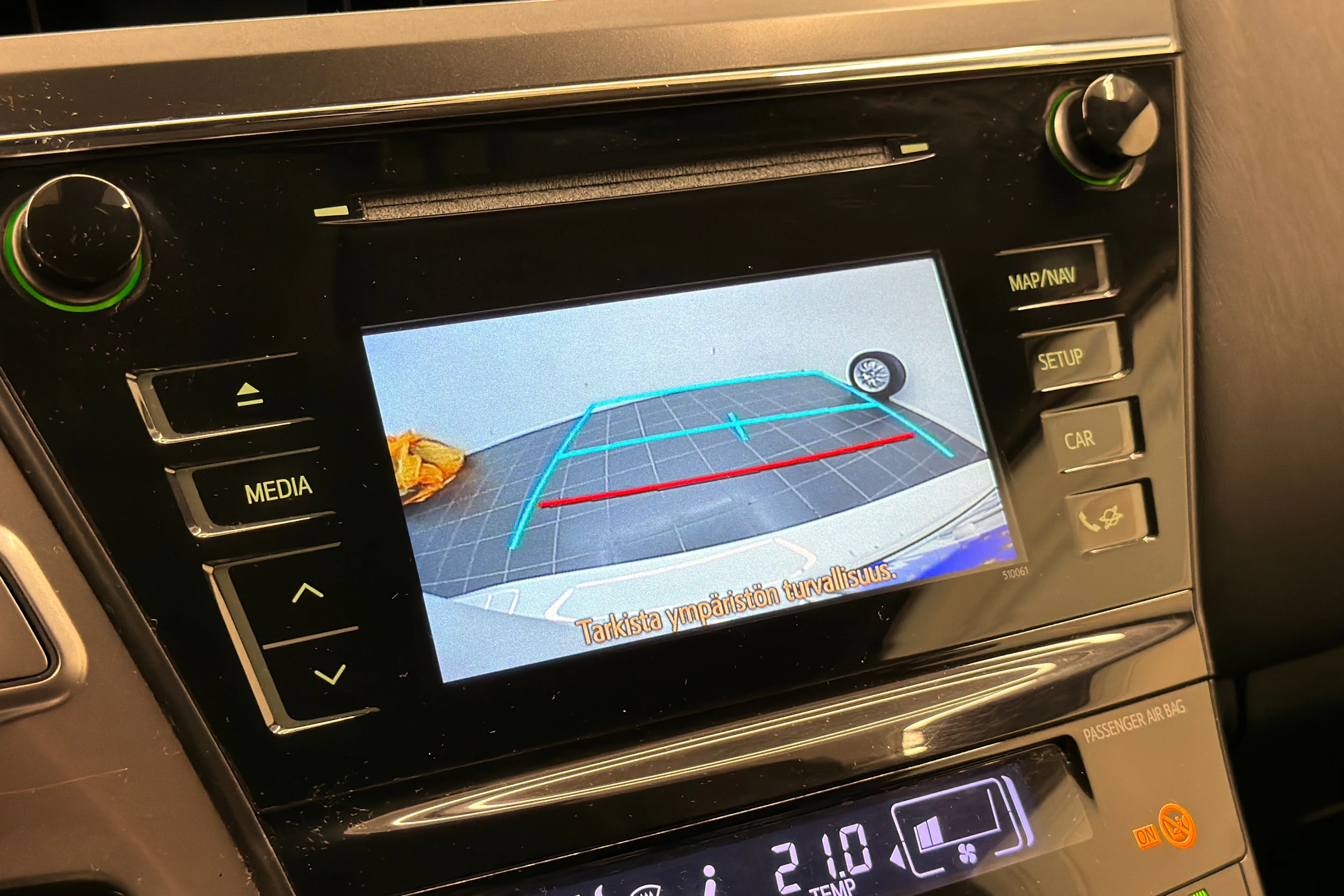 Valkoinen Toyota Prius+ 2019 kuva 24.