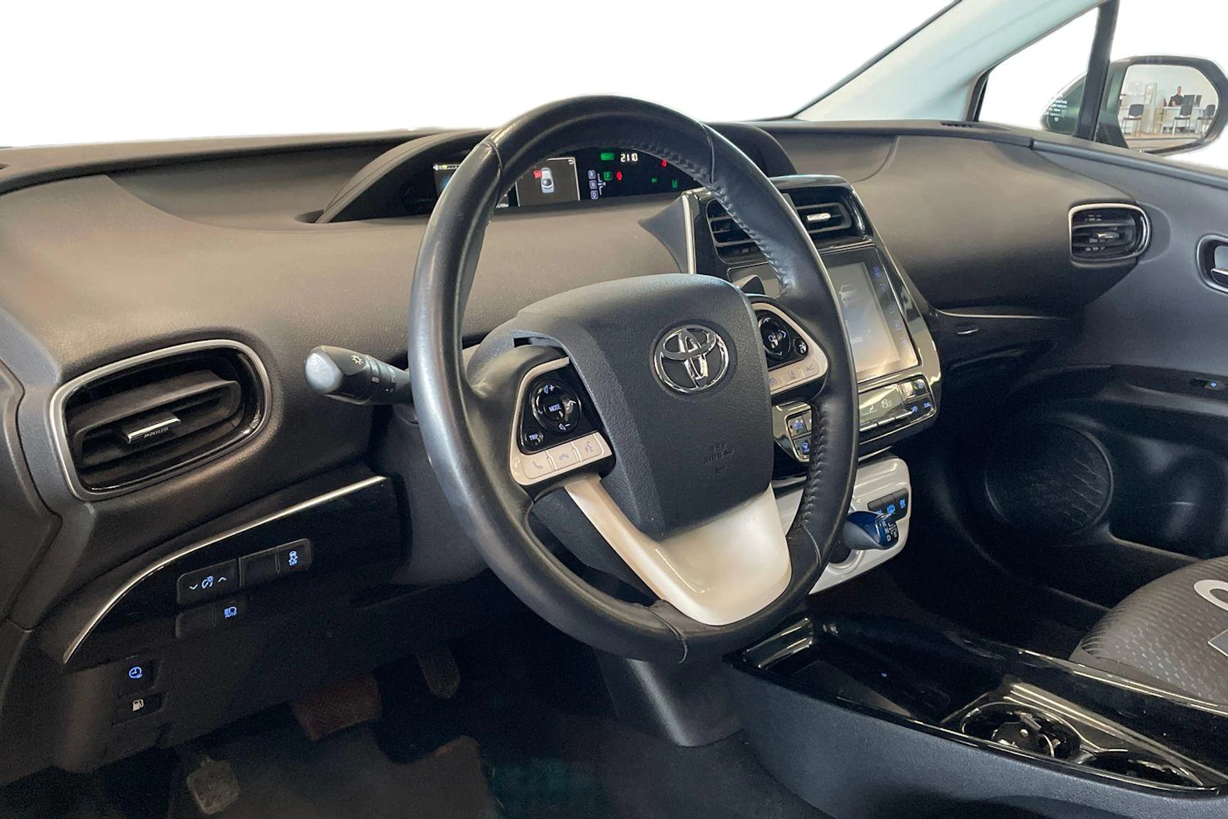 harmaa Toyota Prius PHEV 2017 kuva 8.