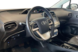 harmaa Toyota Prius PHEV 2017 kuva 8.