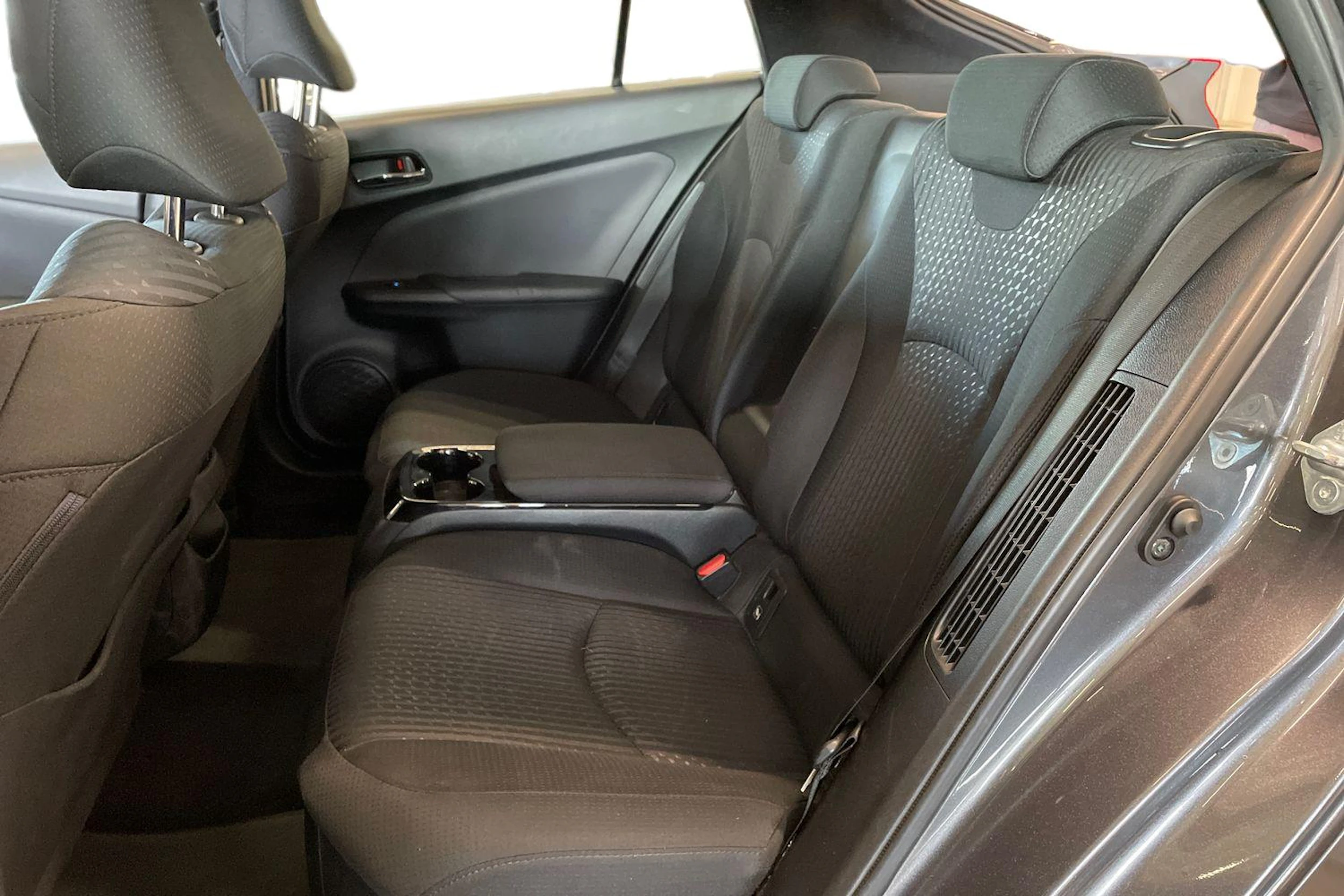 harmaa Toyota Prius PHEV 2017 kuva 11.
