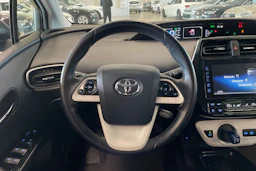 harmaa Toyota Prius PHEV 2017 kuva 15.