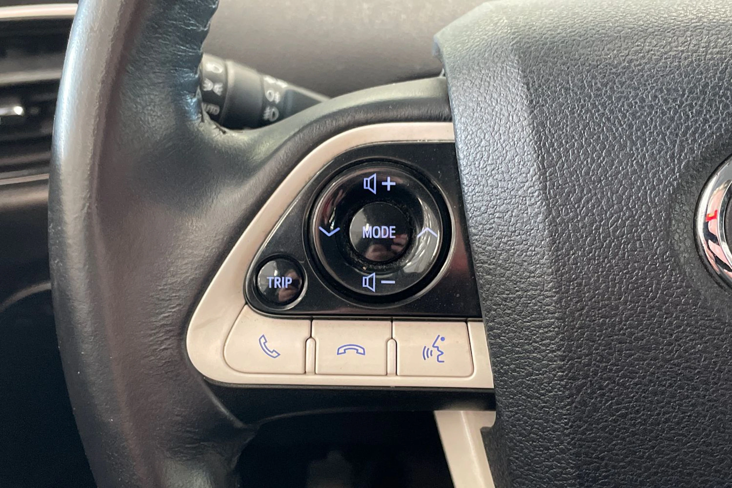 harmaa Toyota Prius PHEV 2017 kuva 16.