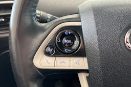 harmaa Toyota Prius PHEV 2017 kuva 16.