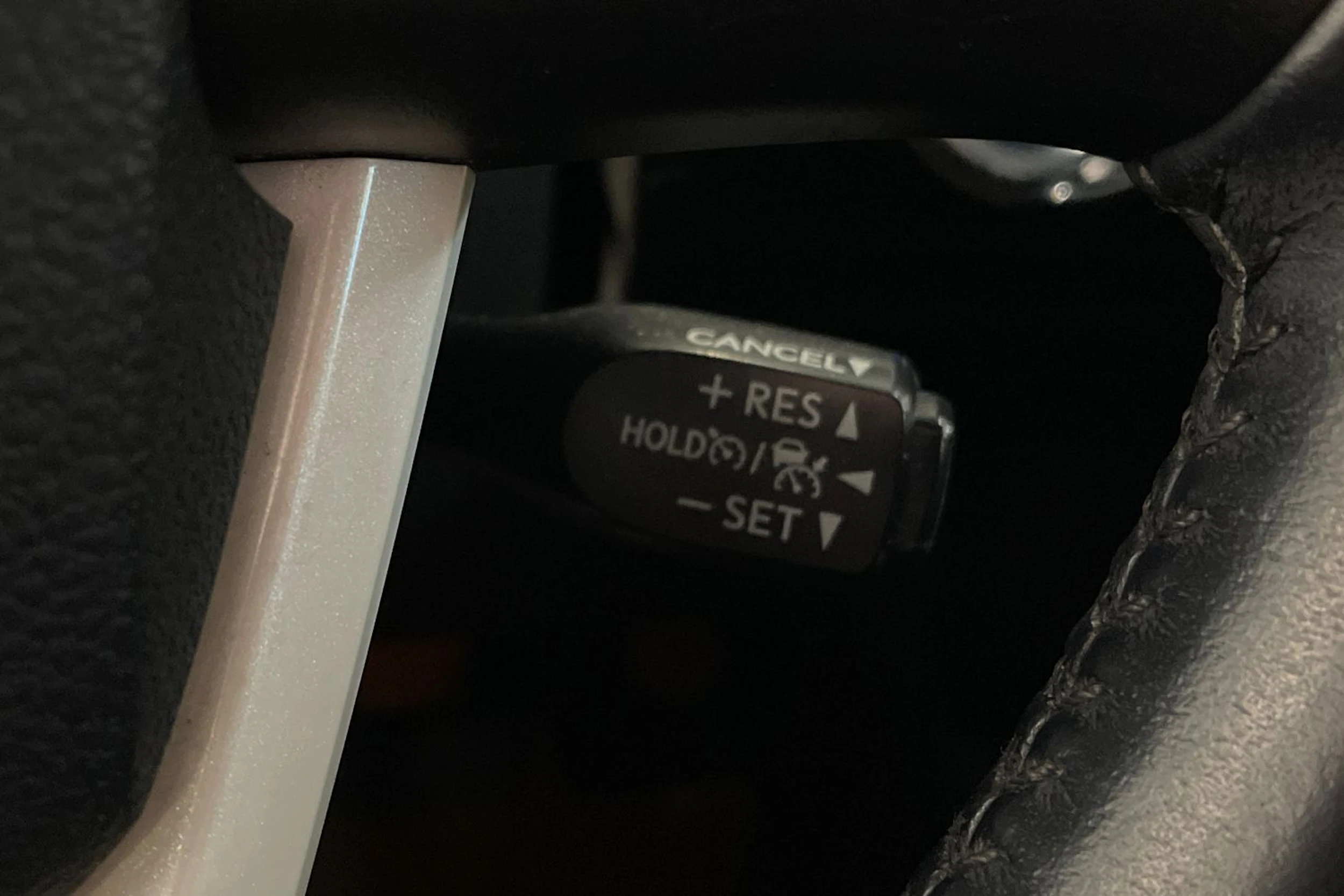 harmaa Toyota Prius PHEV 2017 kuva 18.