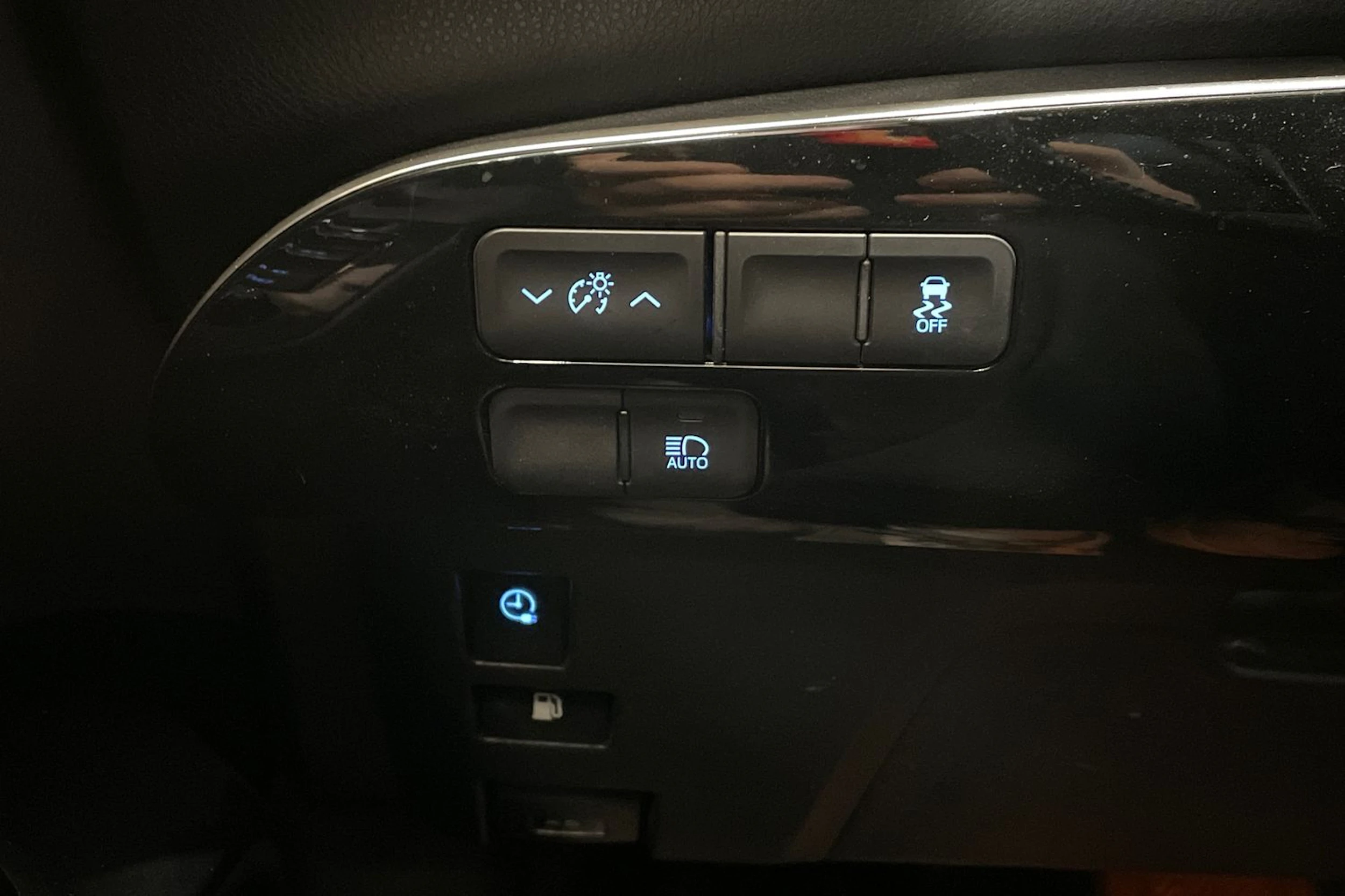 harmaa Toyota Prius PHEV 2017 kuva 19.