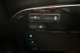 harmaa Toyota Prius PHEV 2017 kuva 19.