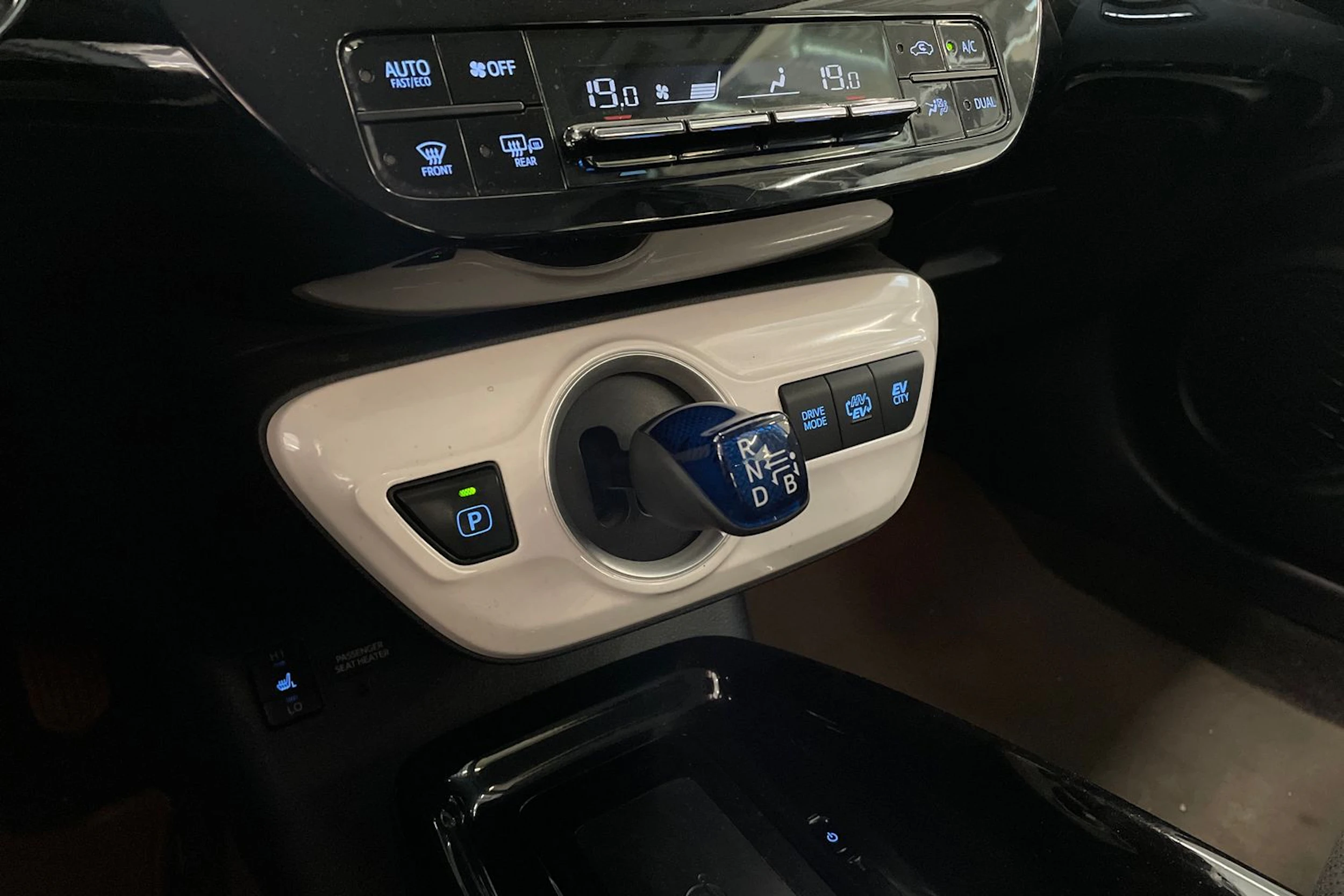 harmaa Toyota Prius PHEV 2017 kuva 20.