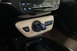 harmaa Toyota Prius PHEV 2017 kuva 20.