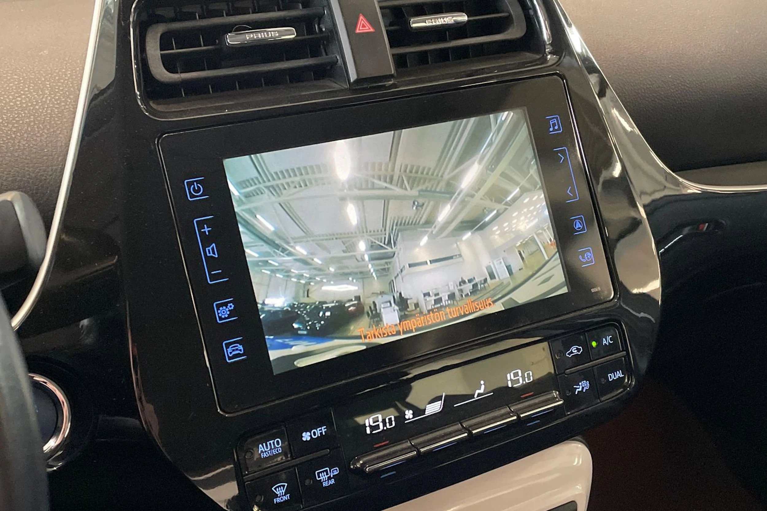 harmaa Toyota Prius PHEV 2017 kuva 21.