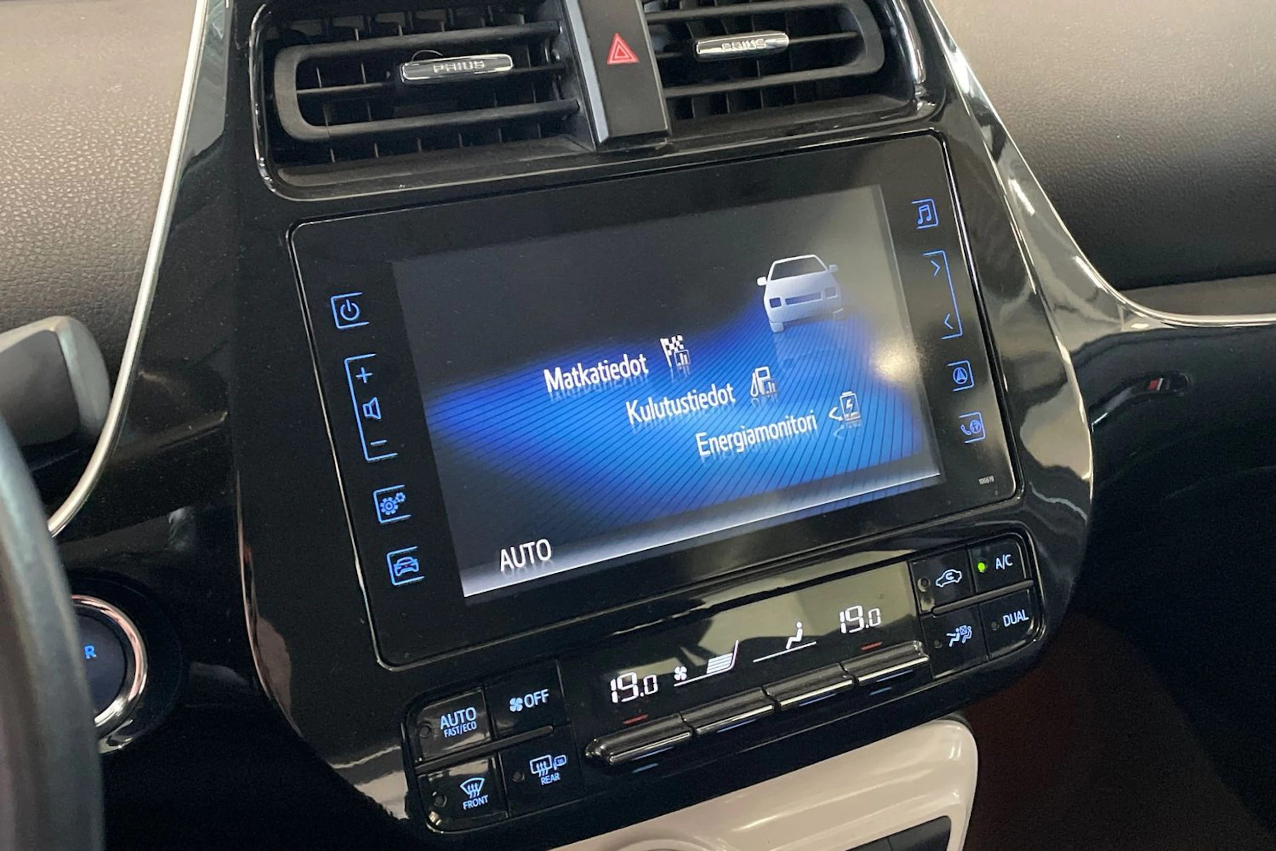harmaa Toyota Prius PHEV 2017 kuva 22.