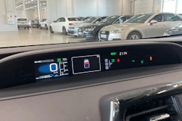 harmaa Toyota Prius PHEV 2017 kuva 24.