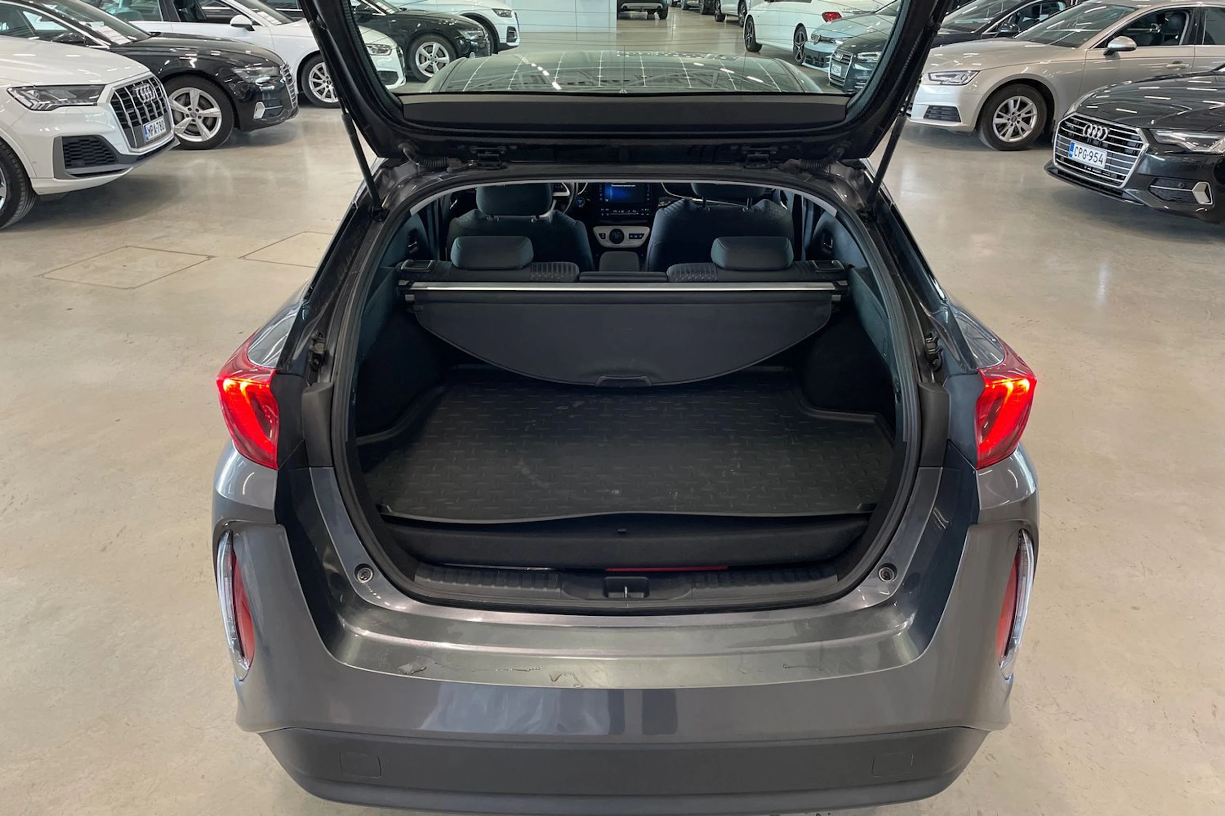 harmaa Toyota Prius PHEV 2017 kuva 26.