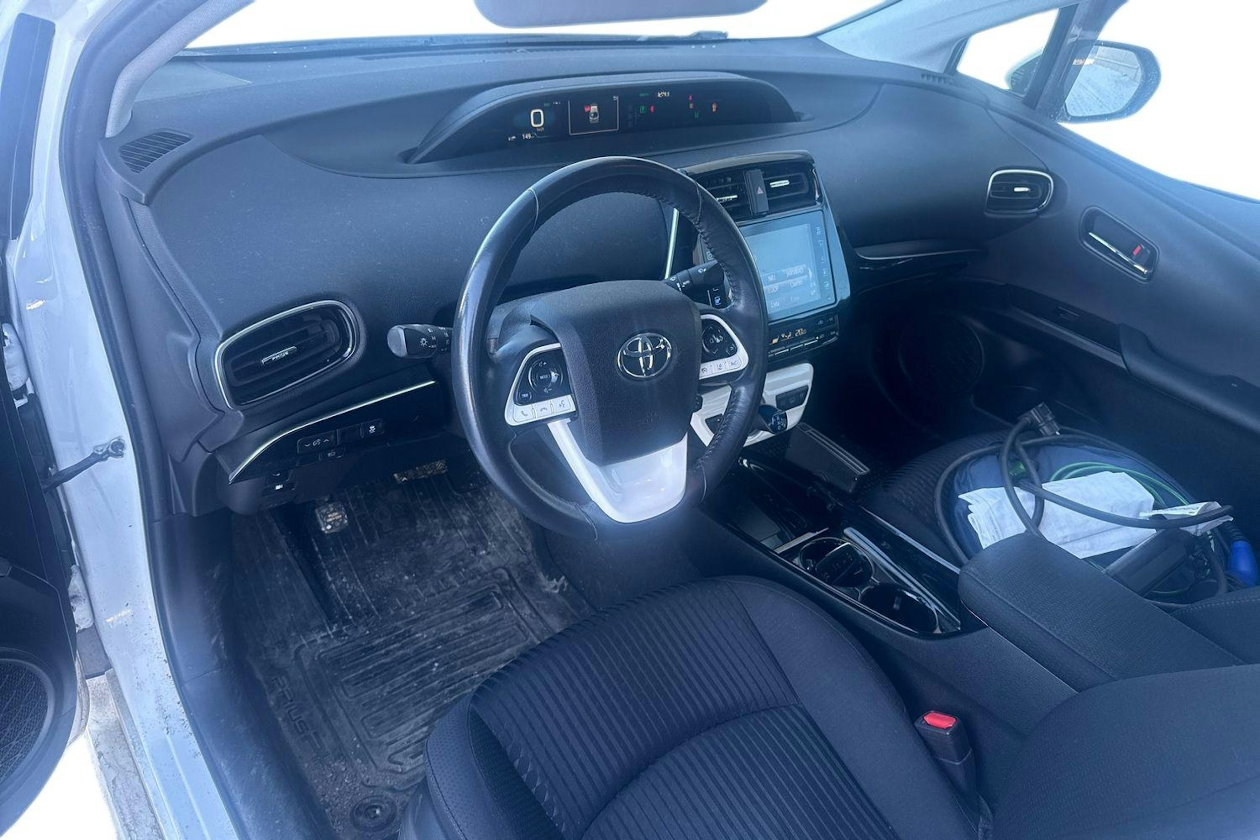 valkoinen Toyota Prius Plug-in 2019 kuva 3.