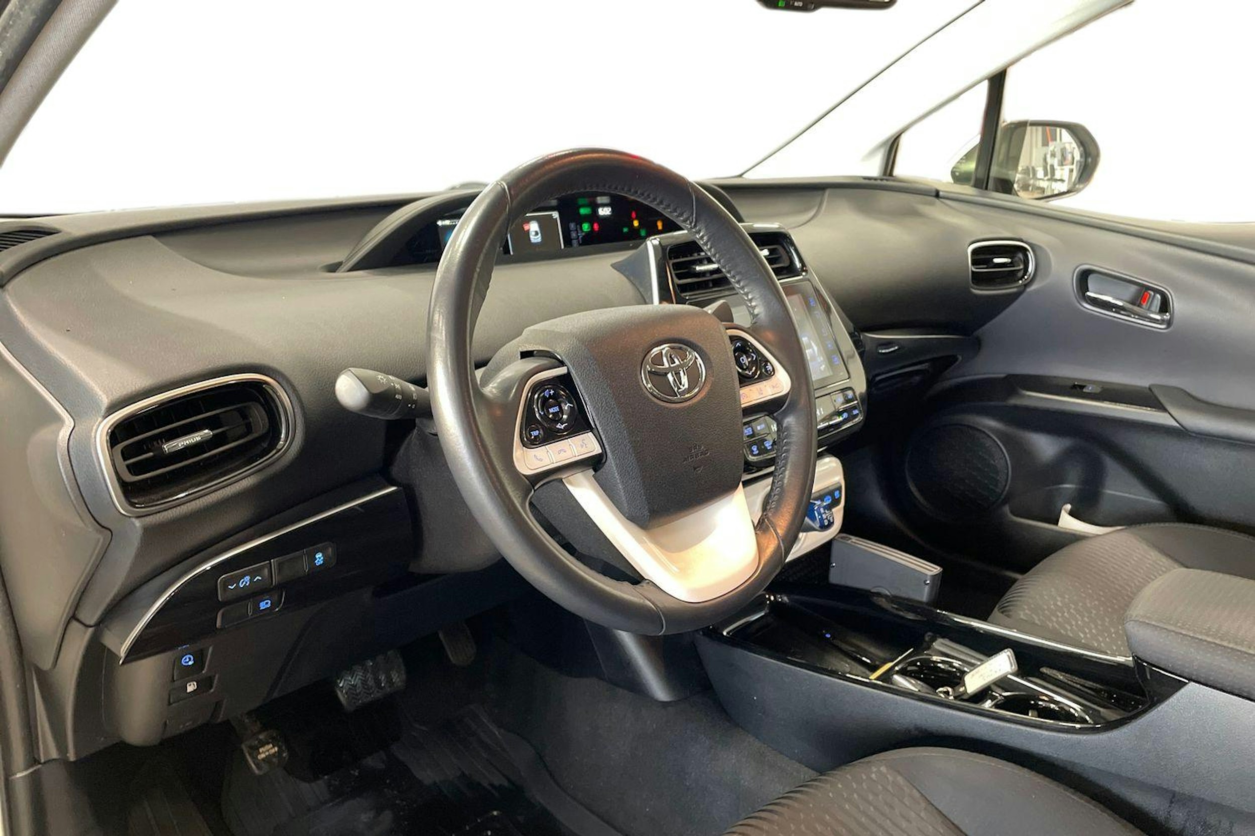 valkoinen Toyota Prius Plug-in 2019 kuva 6.