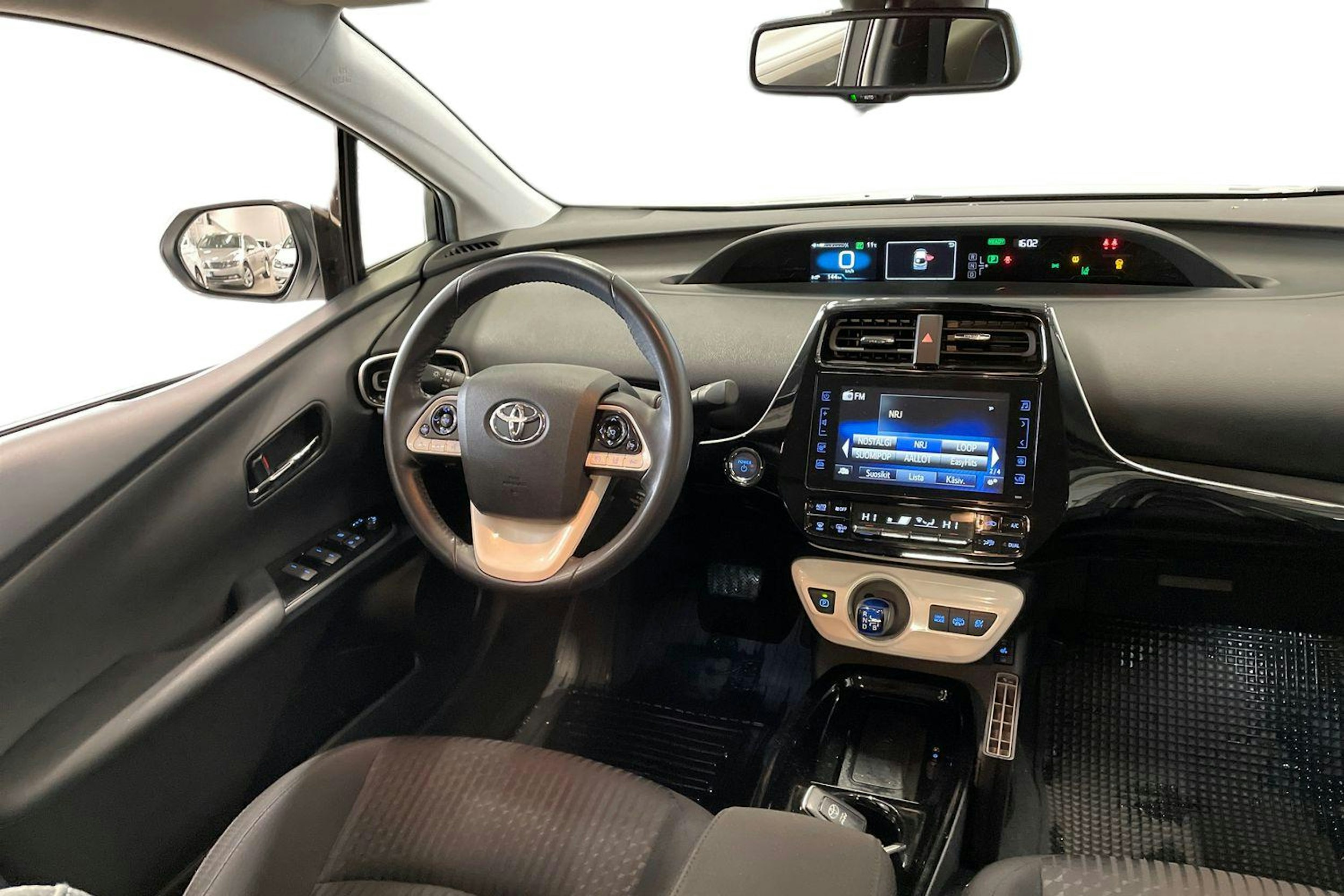 valkoinen Toyota Prius Plug-in 2019 kuva 7.