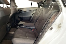 valkoinen Toyota Prius Plug-in 2019 kuva 8.