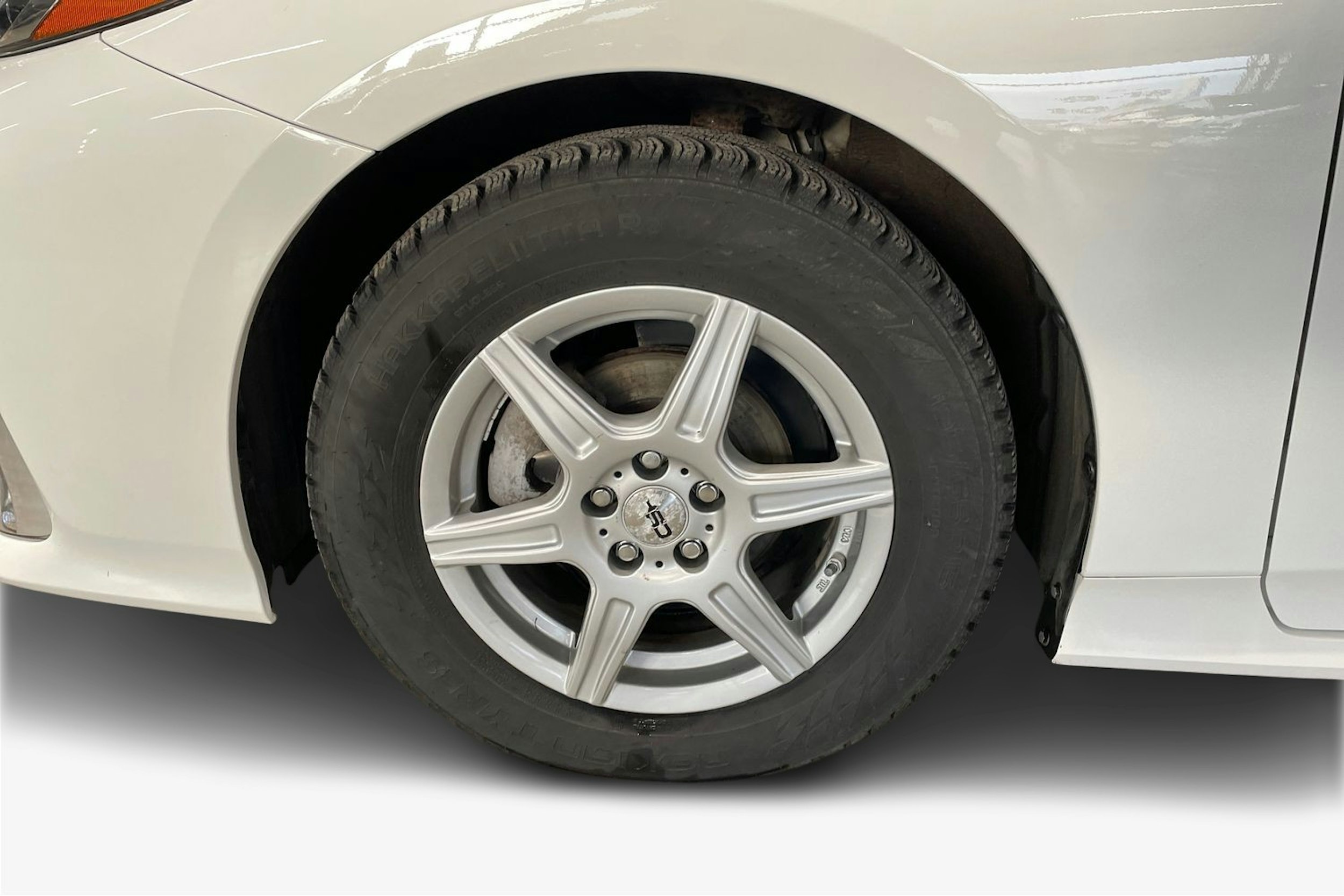 valkoinen Toyota Prius Plug-in 2019 kuva 9.