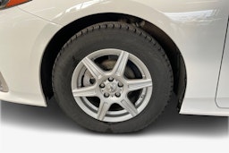 valkoinen Toyota Prius Plug-in 2019 kuva 9.