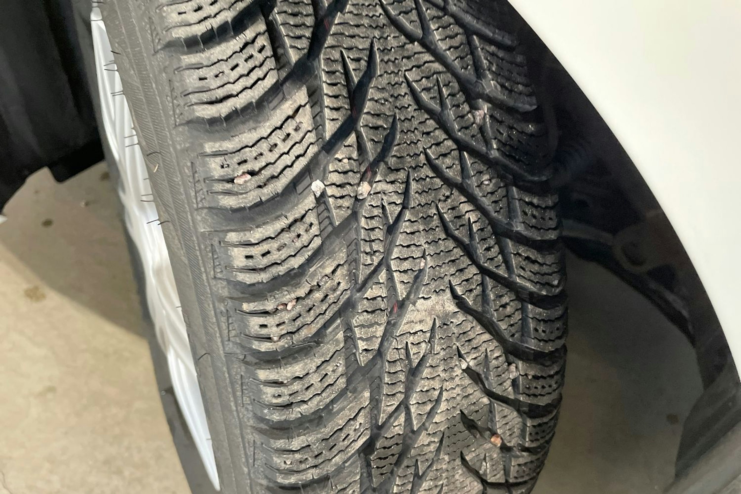 valkoinen Toyota Prius Plug-in 2019 kuva 10.