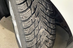 valkoinen Toyota Prius Plug-in 2019 kuva 10.