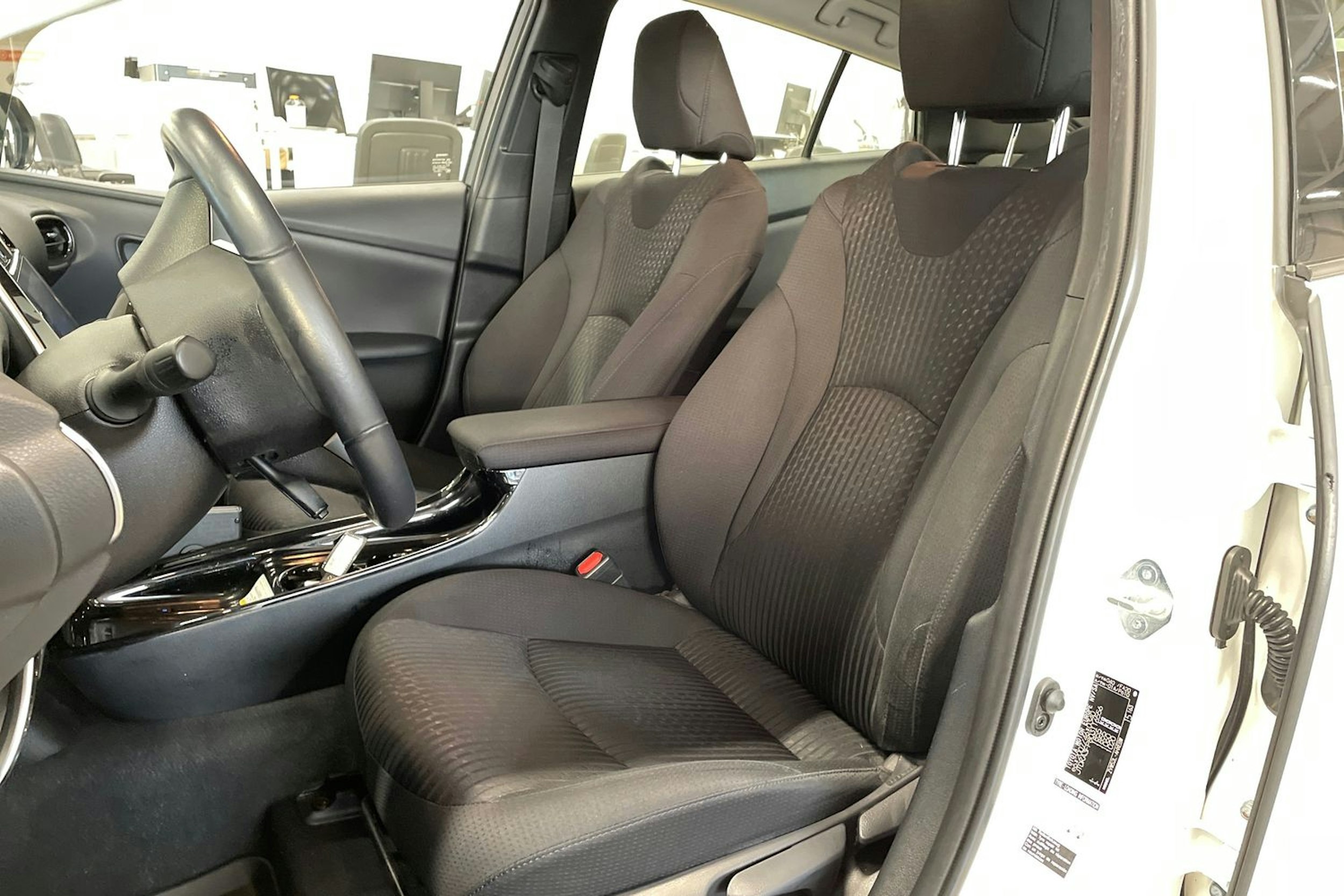 valkoinen Toyota Prius Plug-in 2019 kuva 11.