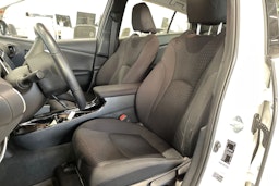 valkoinen Toyota Prius Plug-in 2019 kuva 11.