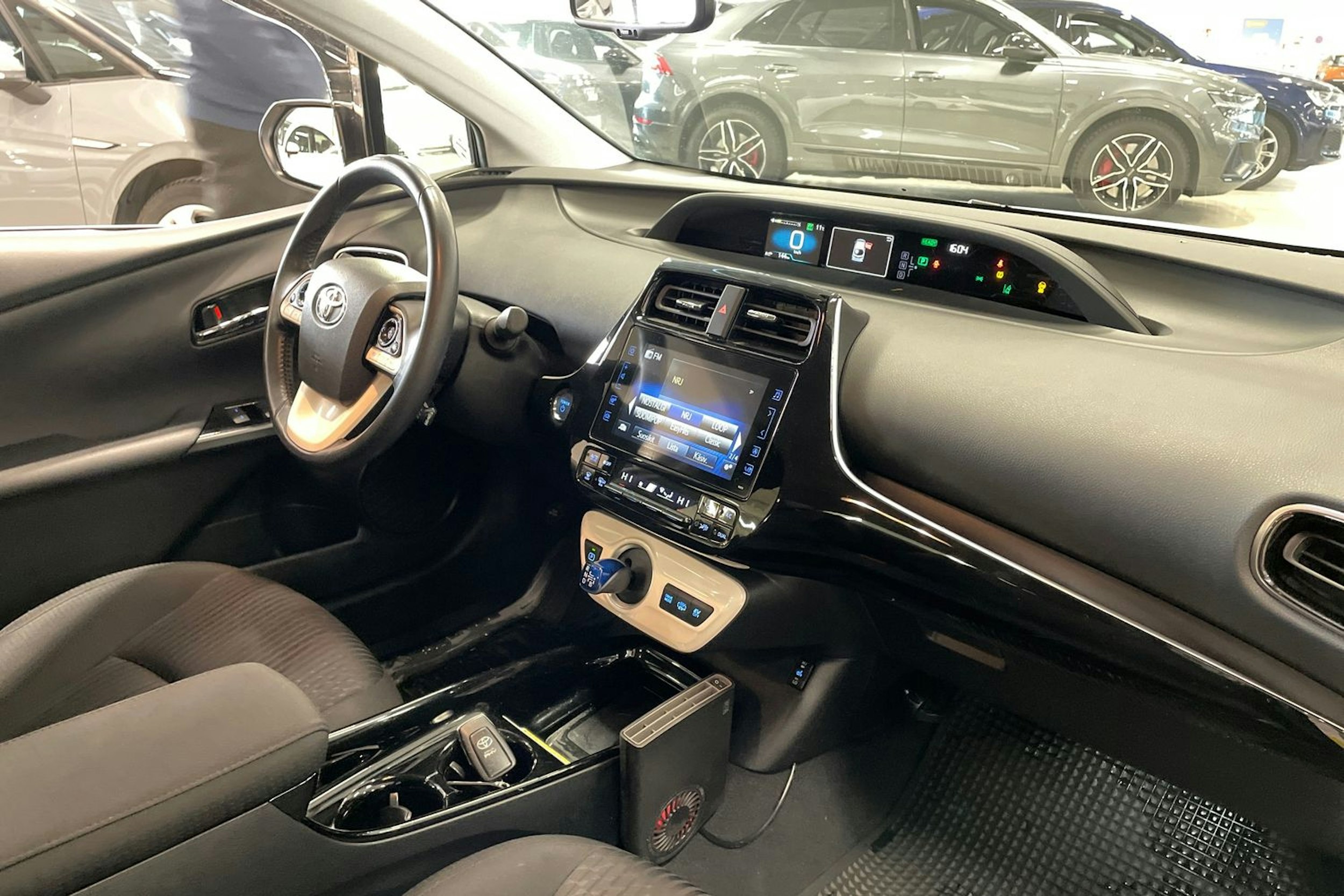 valkoinen Toyota Prius Plug-in 2019 kuva 12.