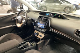 valkoinen Toyota Prius Plug-in 2019 kuva 12.