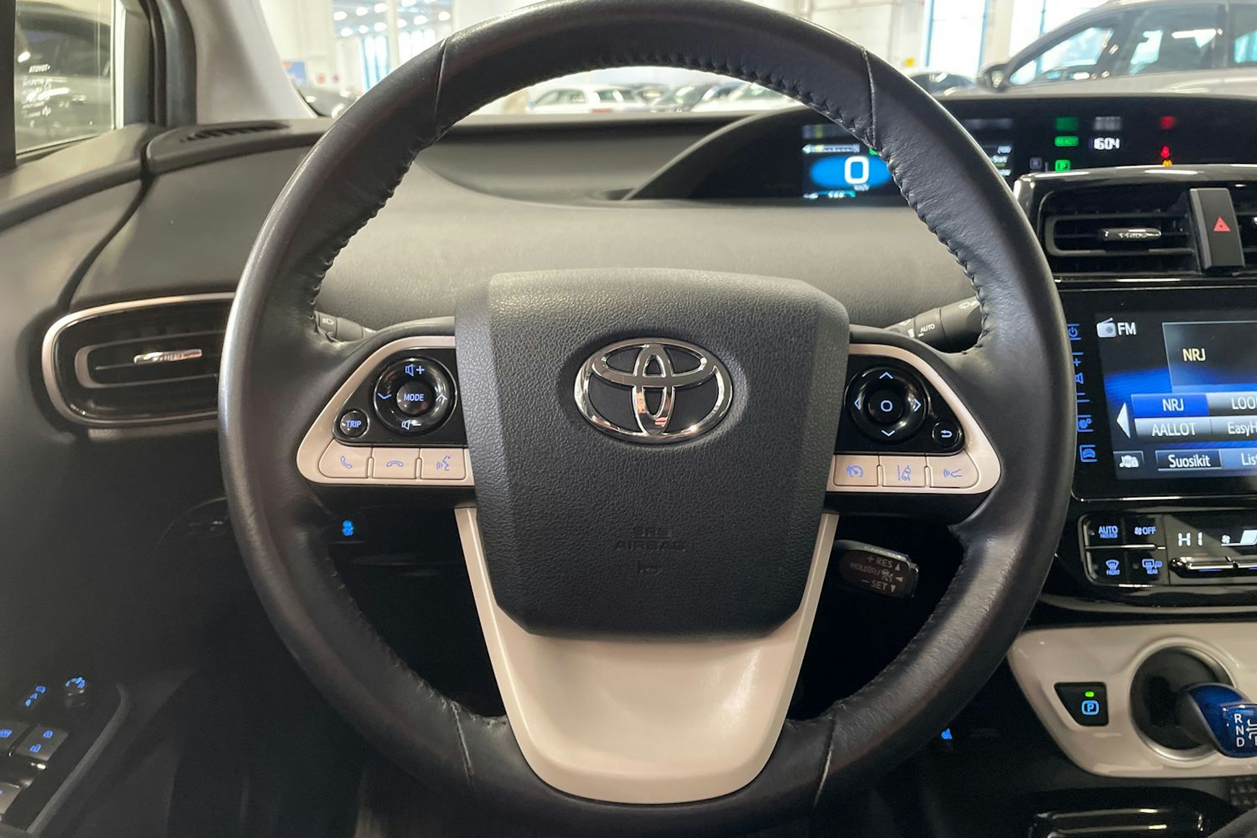 valkoinen Toyota Prius Plug-in 2019 kuva 13.