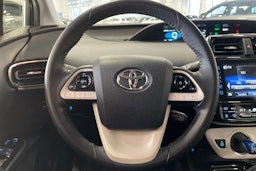 valkoinen Toyota Prius Plug-in 2019 kuva 13.