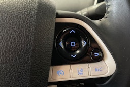 valkoinen Toyota Prius Plug-in 2019 kuva 14.