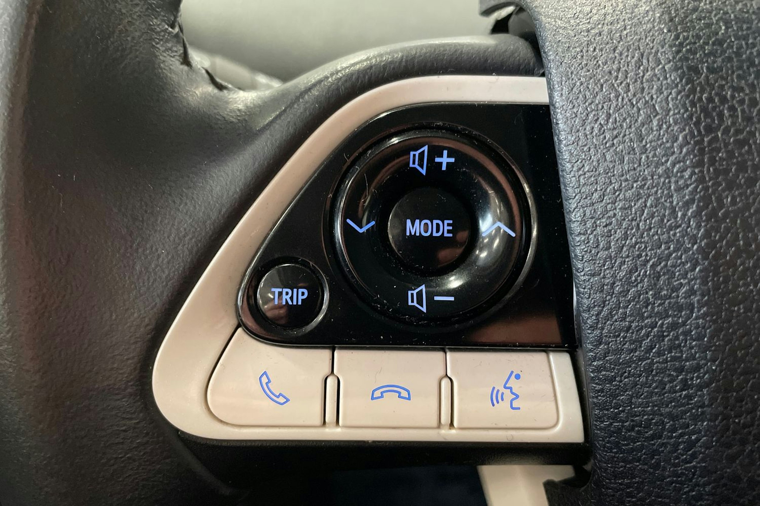 valkoinen Toyota Prius Plug-in 2019 kuva 15.