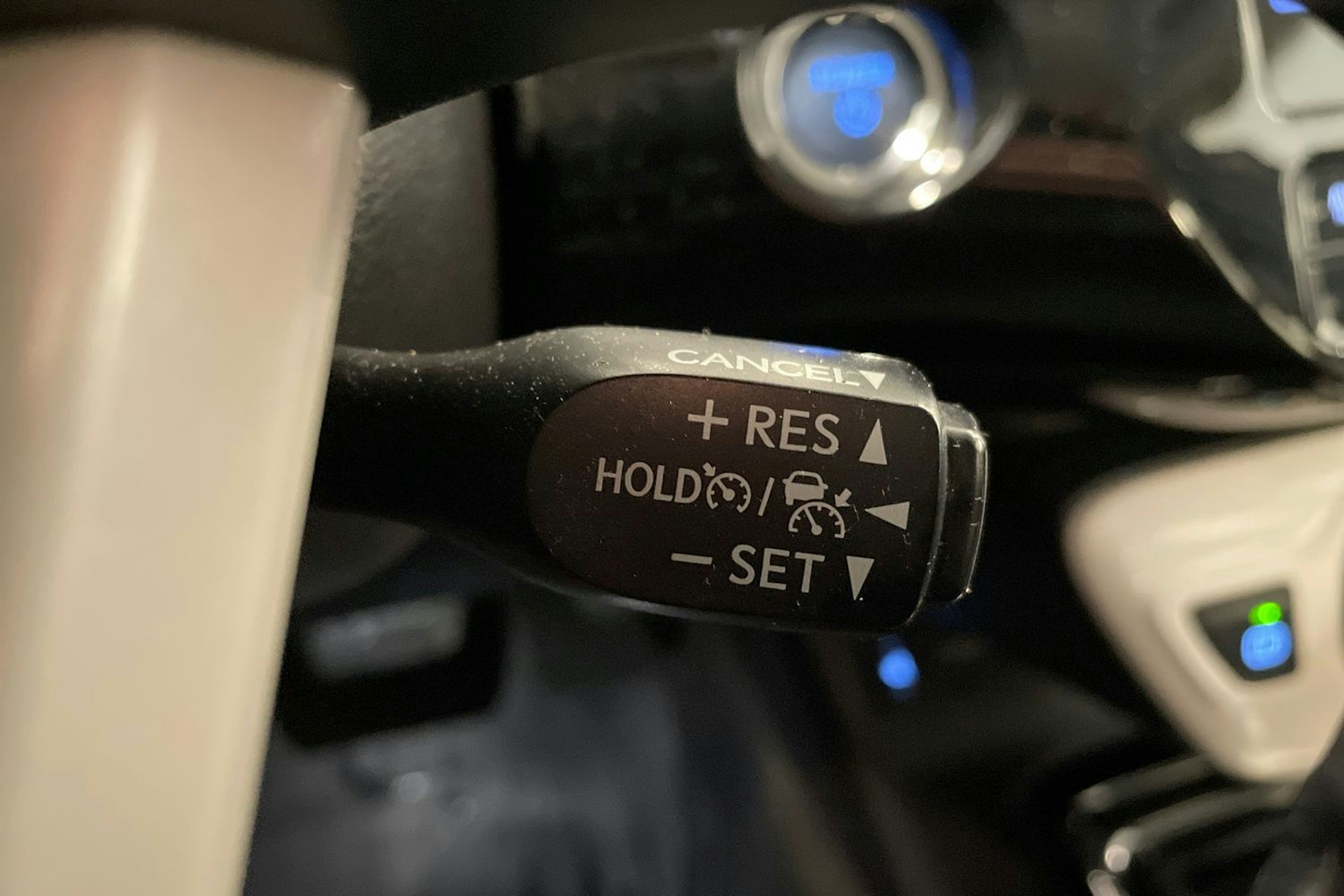 valkoinen Toyota Prius Plug-in 2019 kuva 16.