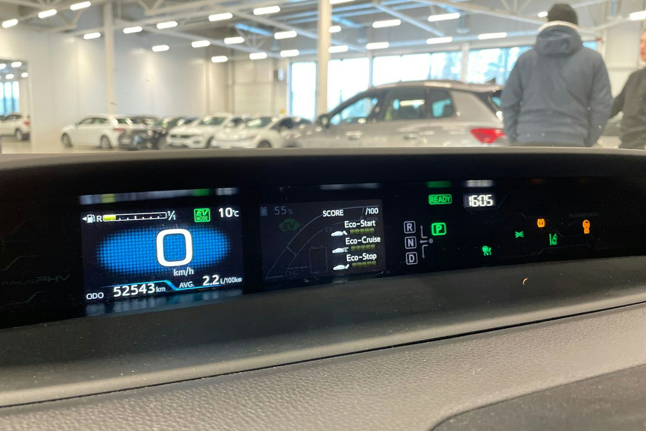 valkoinen Toyota Prius Plug-in 2019 kuva 17.