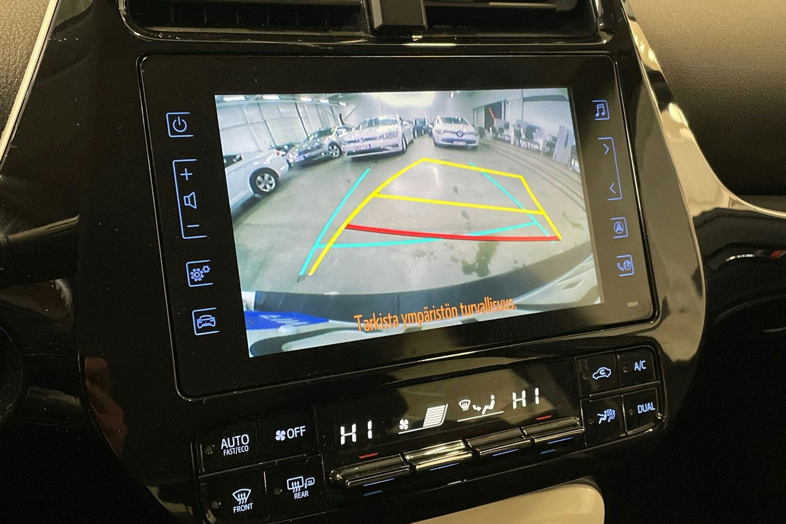 valkoinen Toyota Prius Plug-in 2019 kuva 18.