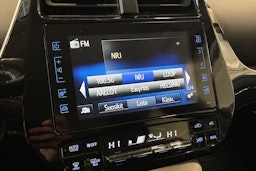 valkoinen Toyota Prius Plug-in 2019 kuva 19.