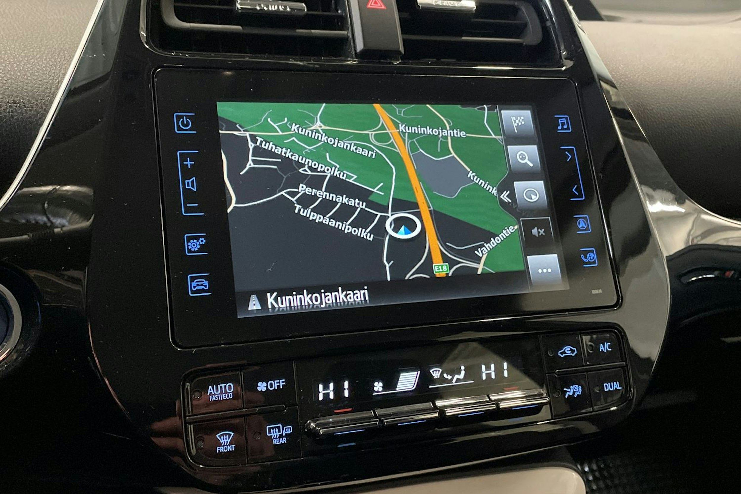 valkoinen Toyota Prius Plug-in 2019 kuva 21.