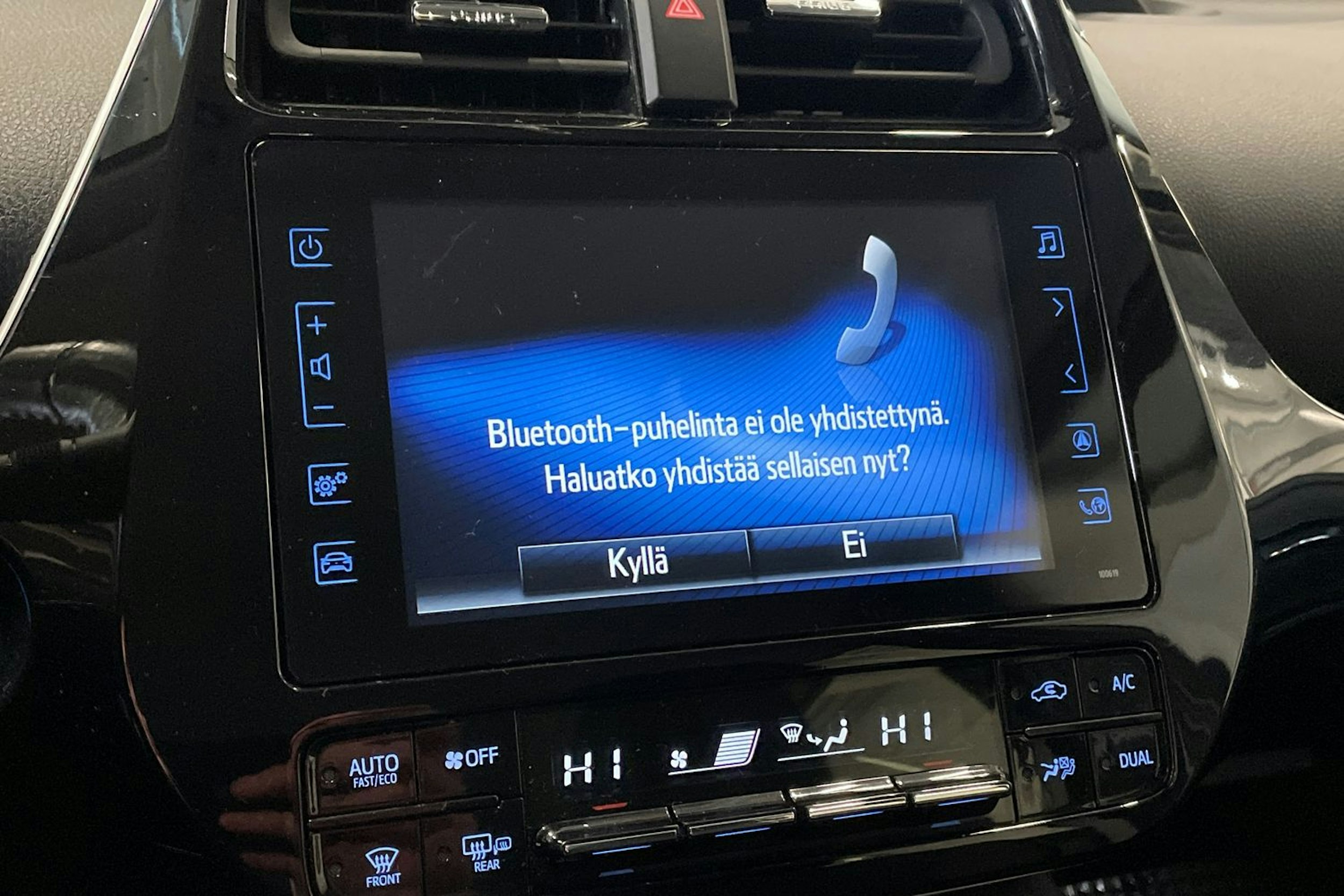 valkoinen Toyota Prius Plug-in 2019 kuva 22.