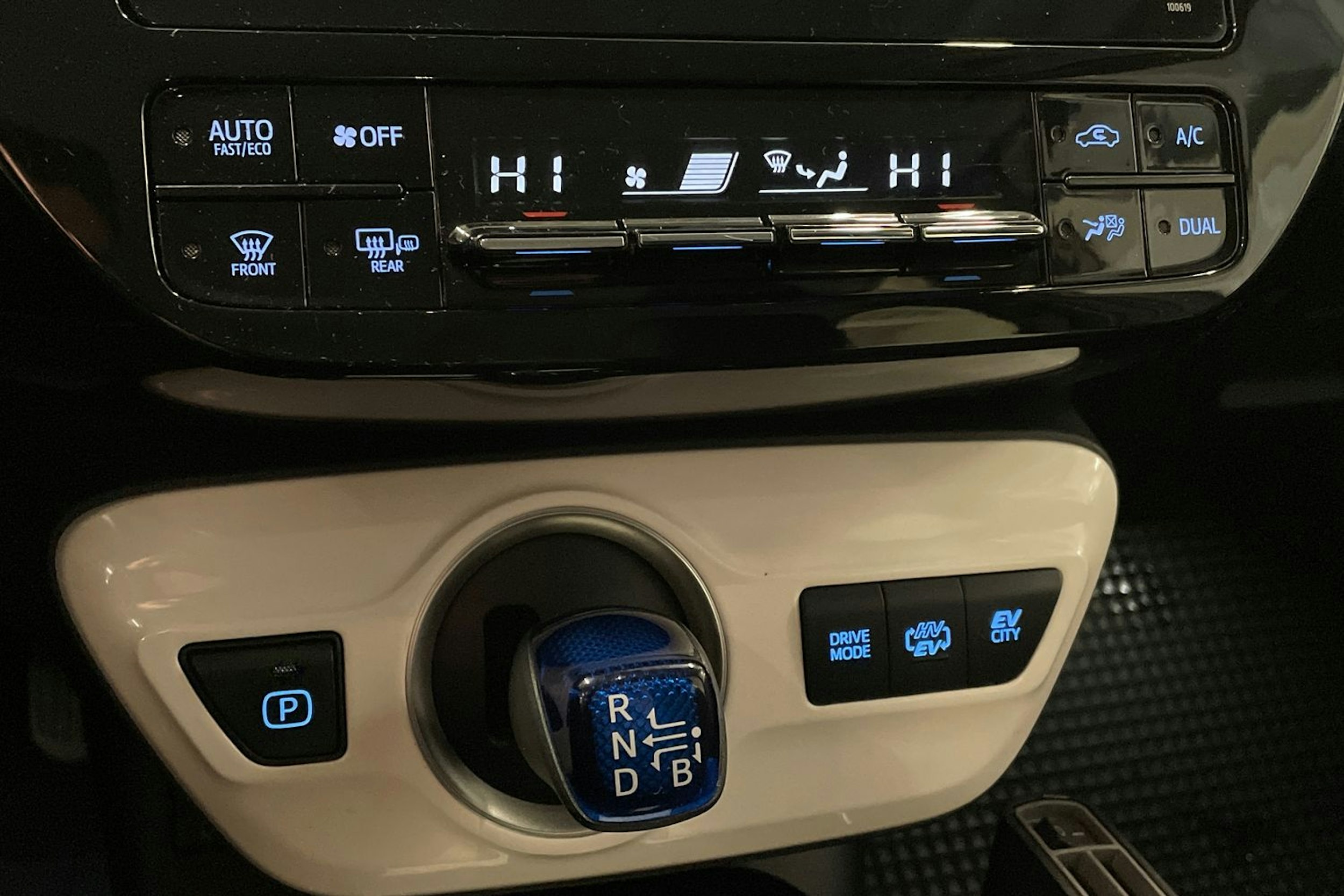 valkoinen Toyota Prius Plug-in 2019 kuva 23.