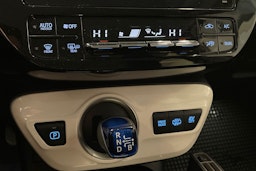 valkoinen Toyota Prius Plug-in 2019 kuva 23.