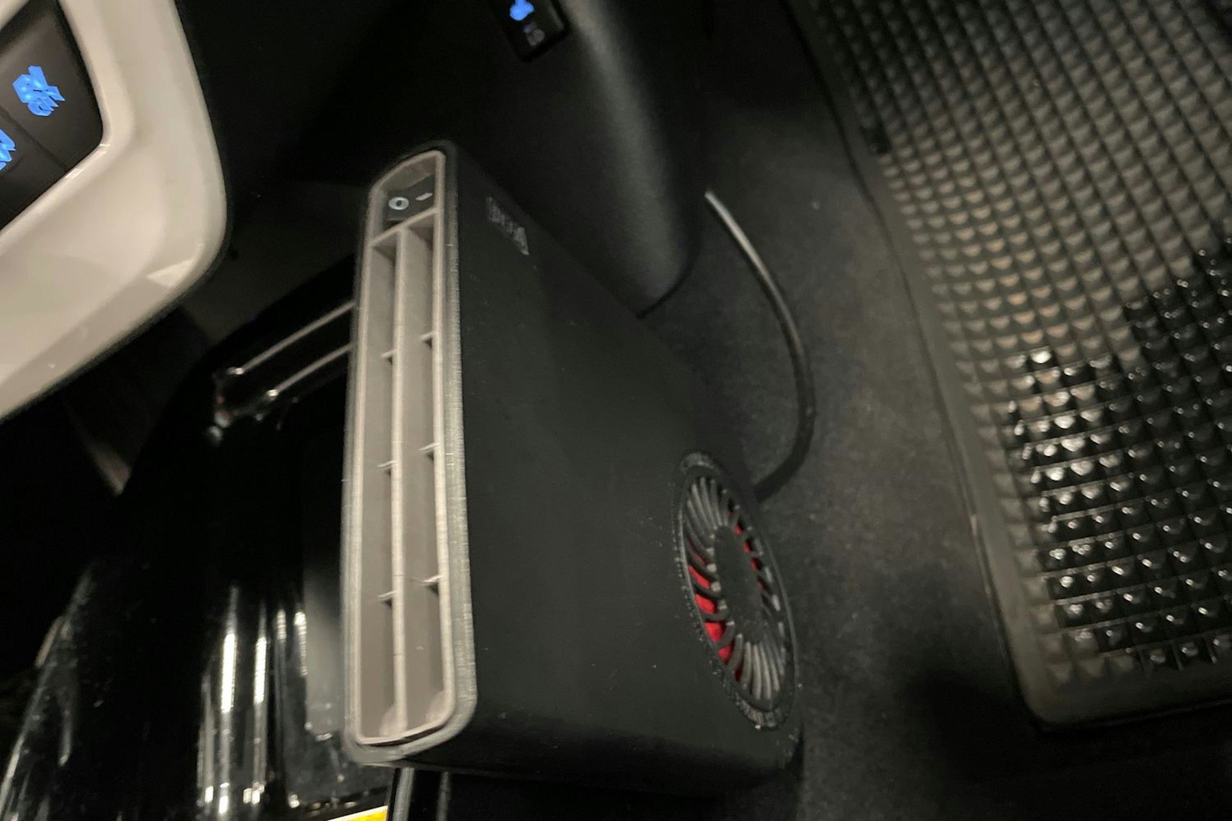 valkoinen Toyota Prius Plug-in 2019 kuva 25.