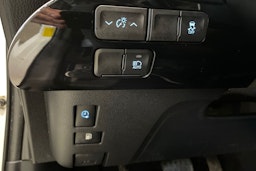 valkoinen Toyota Prius Plug-in 2019 kuva 27.